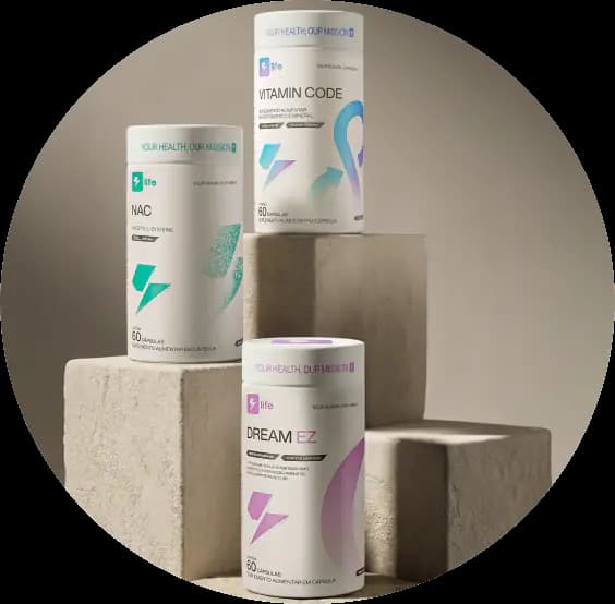 Frascos de Vitamin Code, NAC e Dream EZ sobre blocos de pedra