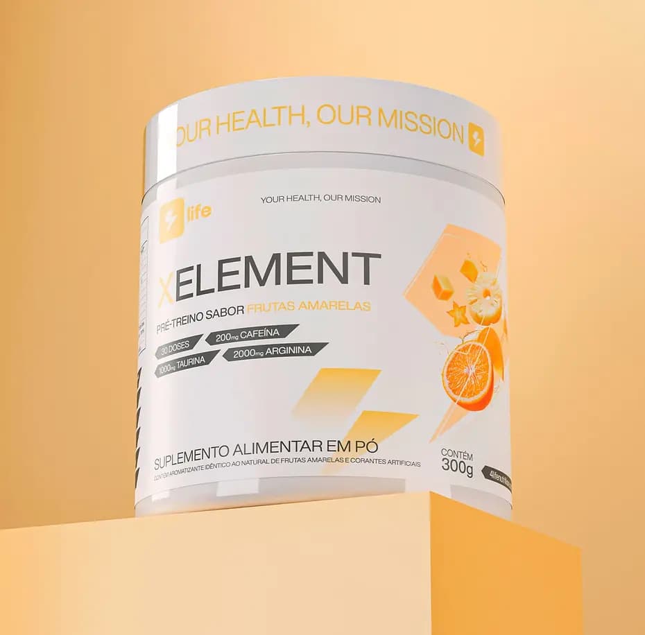 Pote de Xelement sabor frutas amarelas sobre um pedestal laranja