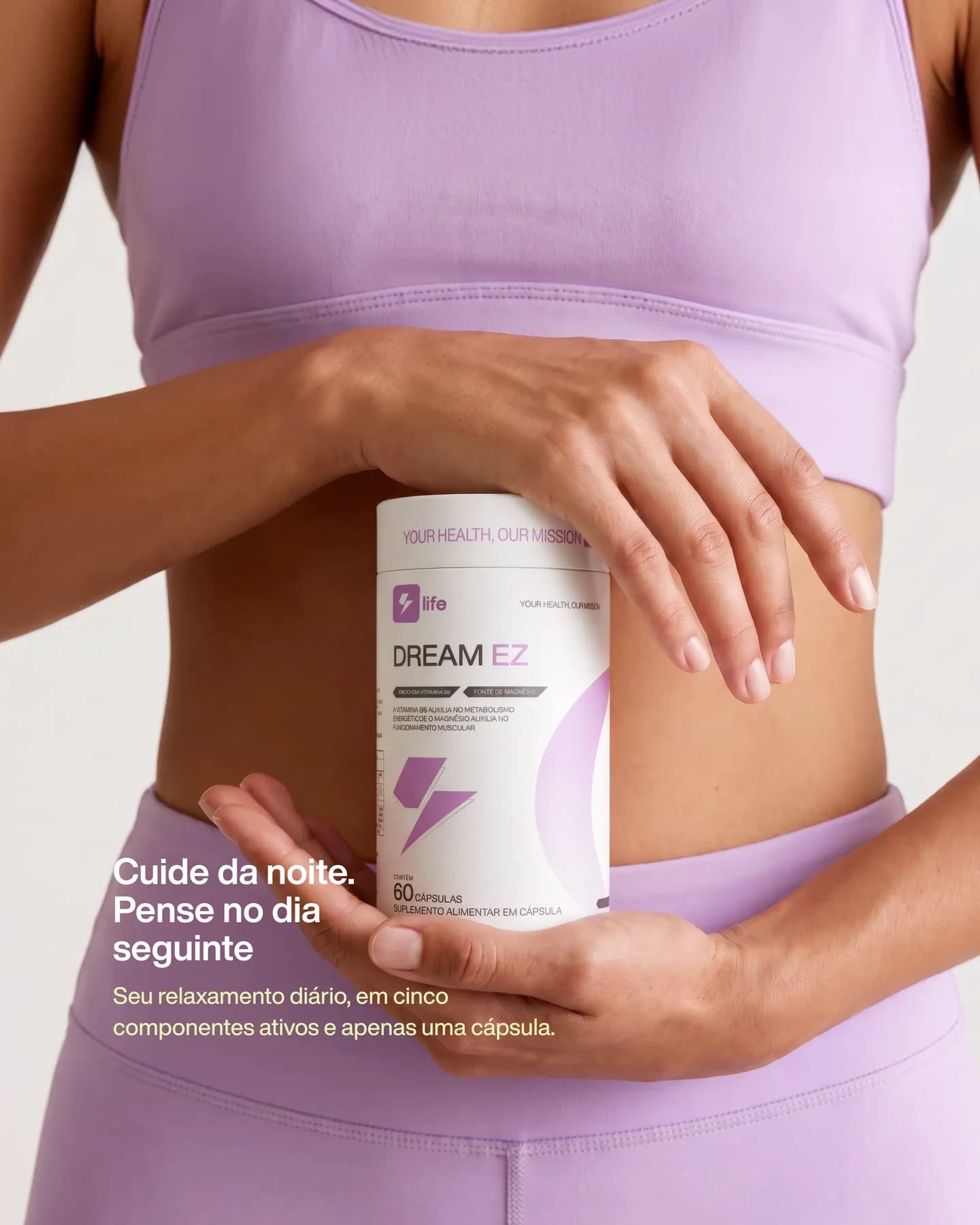 Mulher de top e legging lilás segurando um pote de Dream EZ — Cuide da noite. Pense no dia seguinte. Seu relaxamento diário, em cinco componentes ativos e apenas uma cápsula.