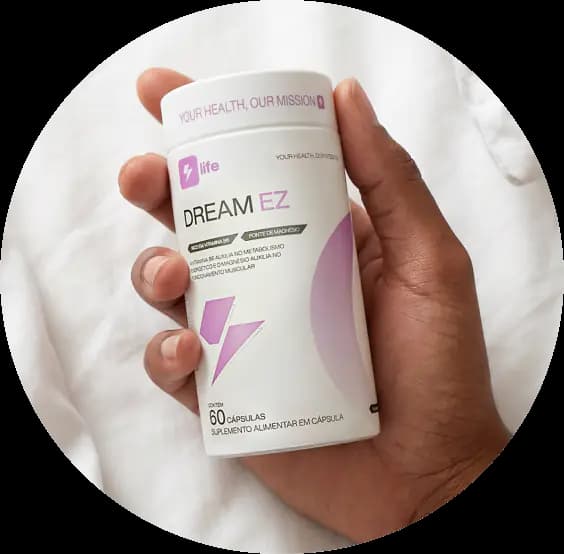Mão segurando um frasco de Dream EZ