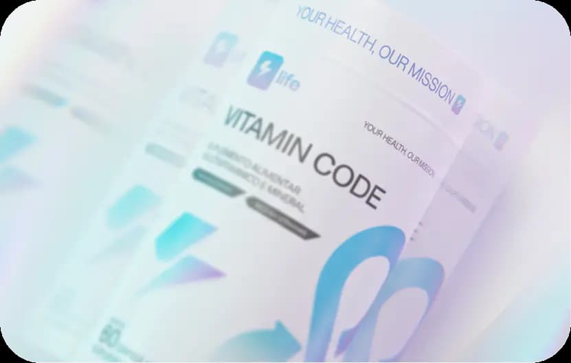 Frasco de Vitamin Code desfocado em tons de azul e lilás
