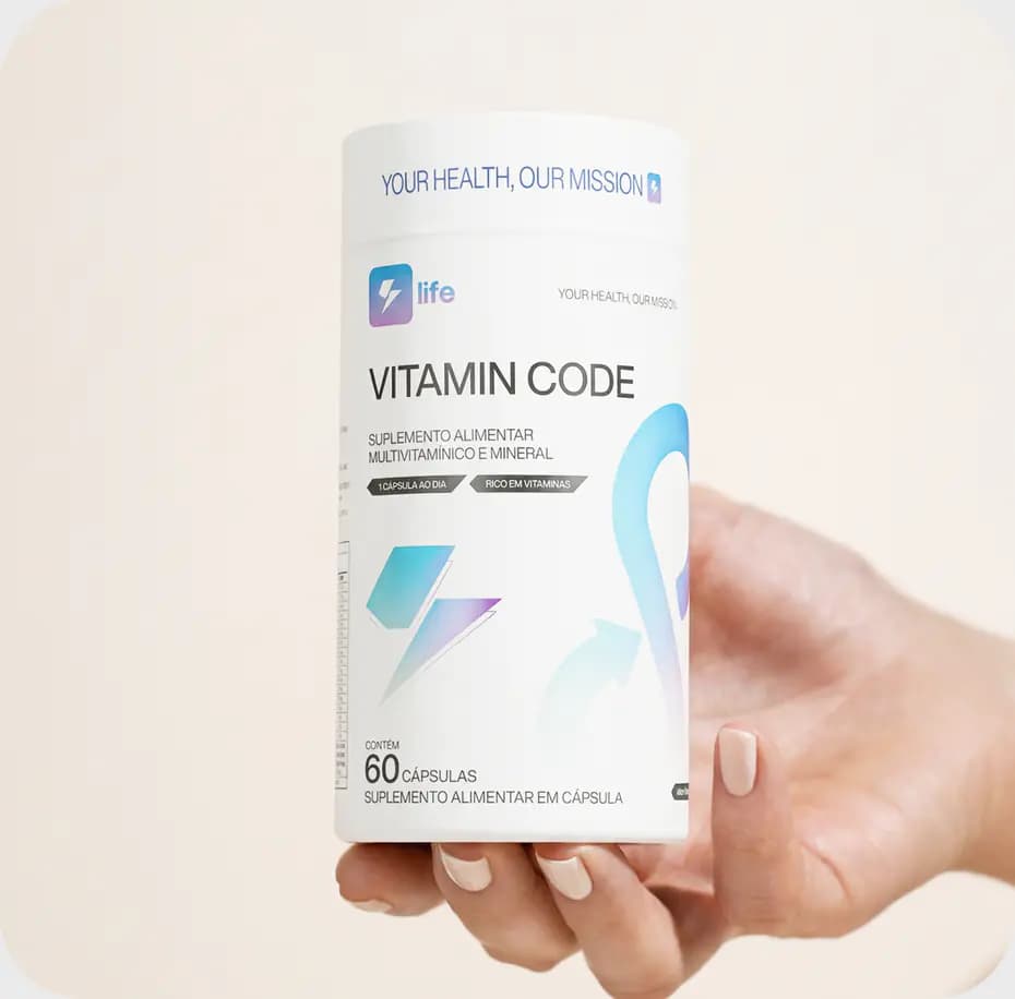 Mão segurando um frasco de Vitamin Code